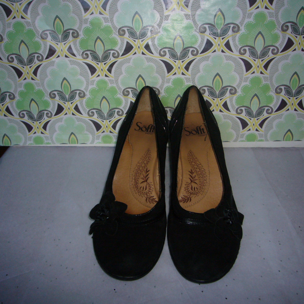 Sofft Black Suede Pump Flower detail- Size 8N round Toe Girly Feminine Coquette